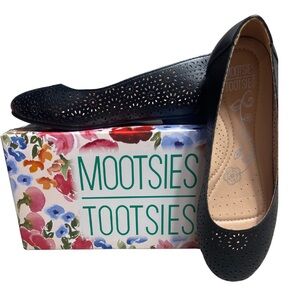 Mootsies Tootsies Belva Black Ballet Flats with Perforated Design Size 7